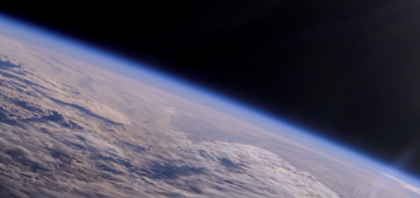 Det tunna blå bandet, Jordens atmosfär sedd från rymden.