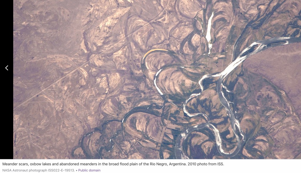 Foto från ISS över Rio Negro i Argentinas slättland med flera olika mönster sedan lång tid tillbaka